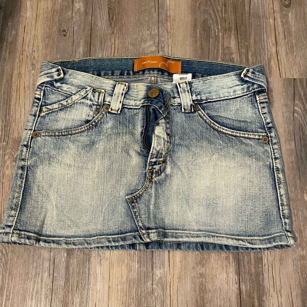 Levi’s mini skirt